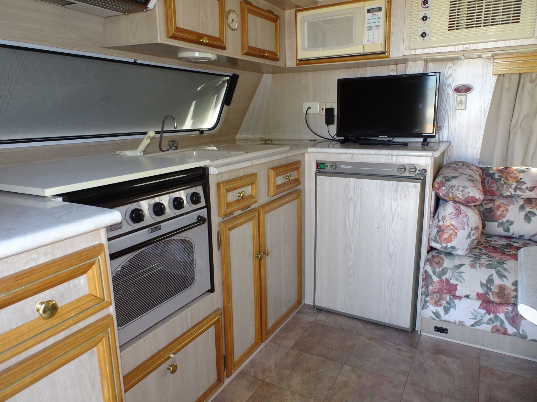 ROADSTAR 17'6" CN 9R8012 RN YCY-668