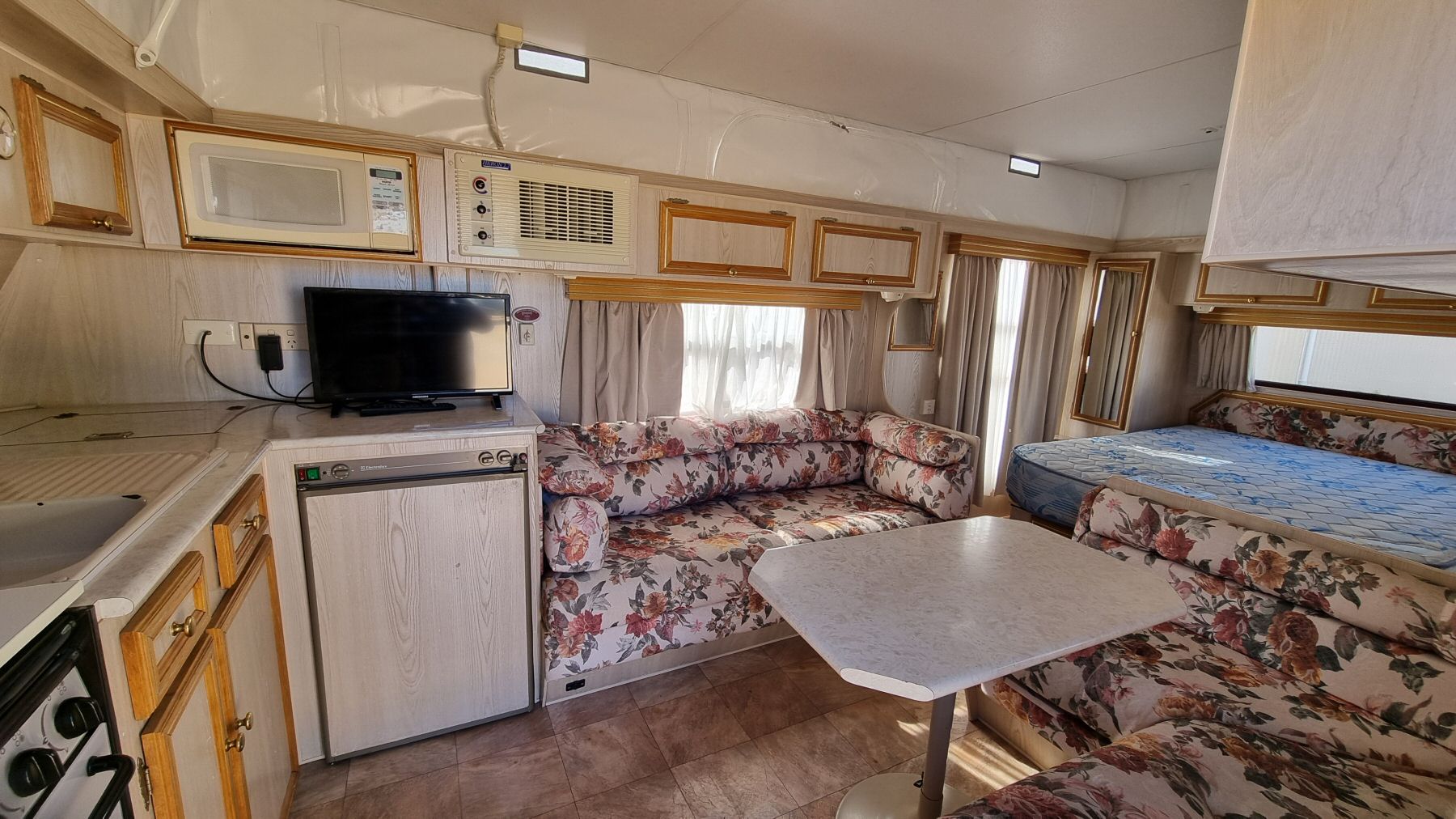 ROADSTAR 17'6" CN 9R8012 RN YCY-668