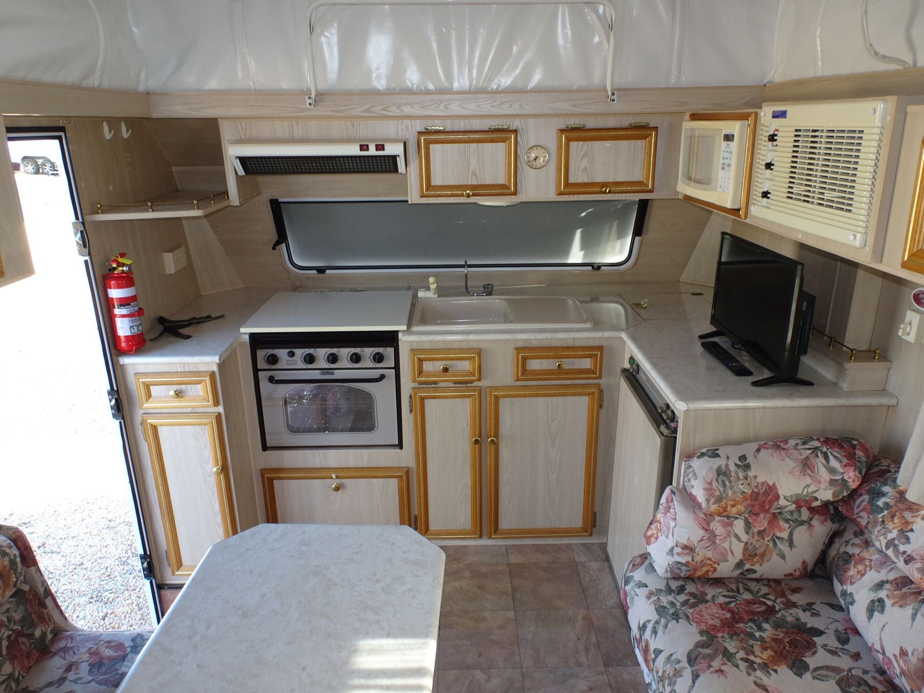 ROADSTAR 17'6" CN 9R8012 RN YCY-668