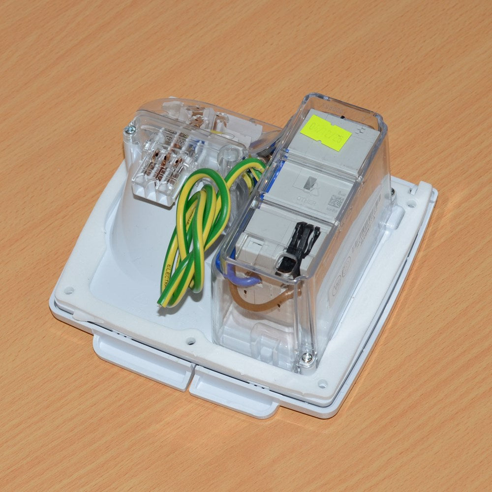 CMS 15AMP SINGLE 15A AUTOSWITCH INLET WHITE WITH RCD IP44. JILCBWT-A
